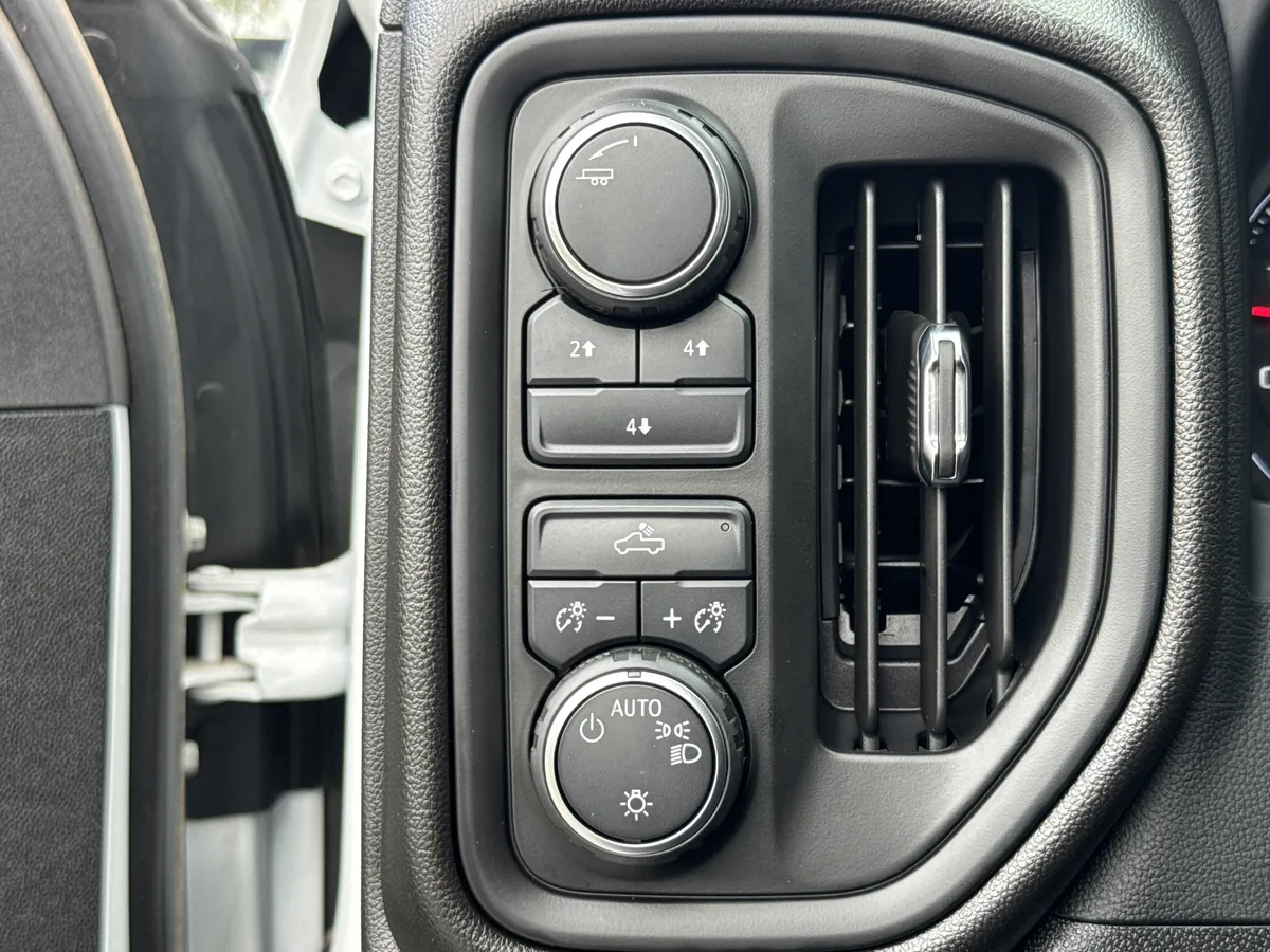 2024 Chevrolet Silverado 3500HD Work Truck thumbnail 18