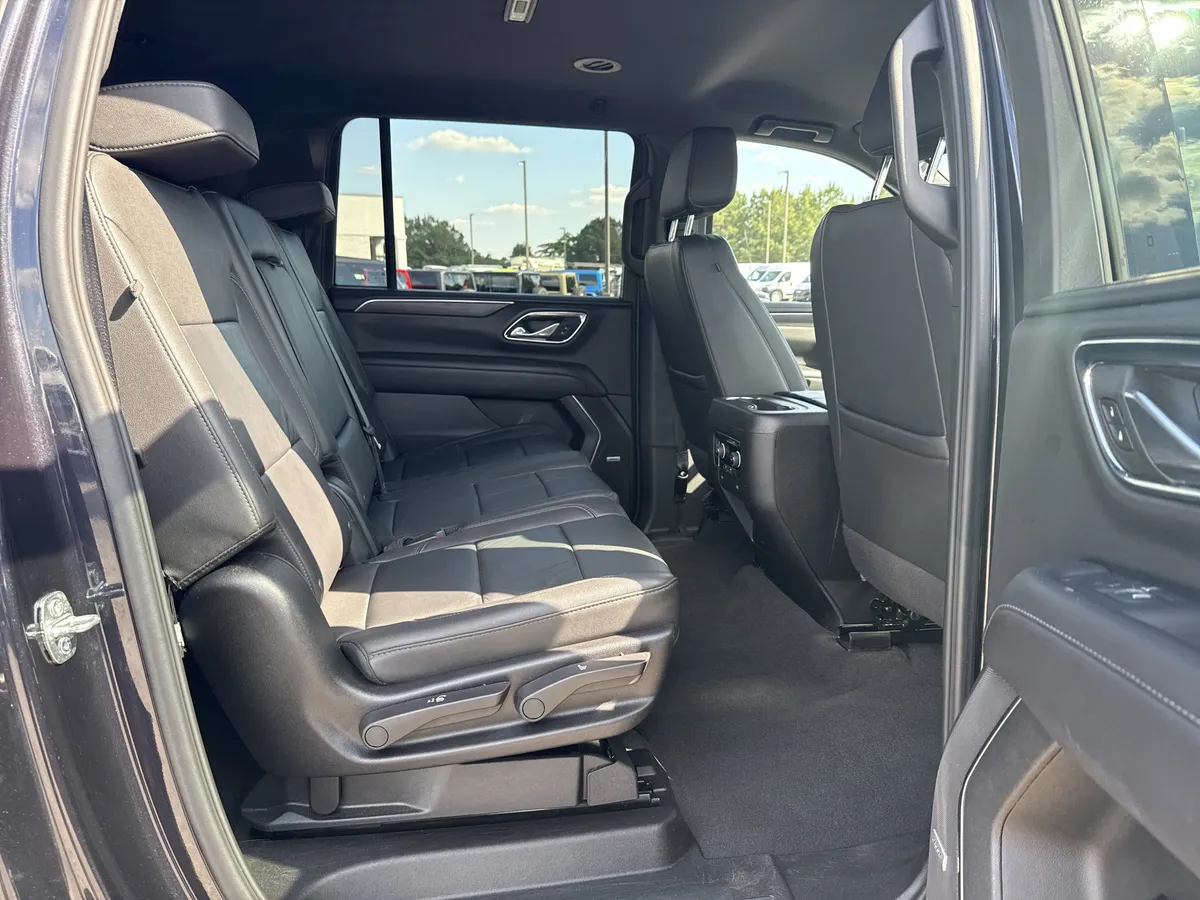 2024 Chevrolet Suburban LT thumbnail 16