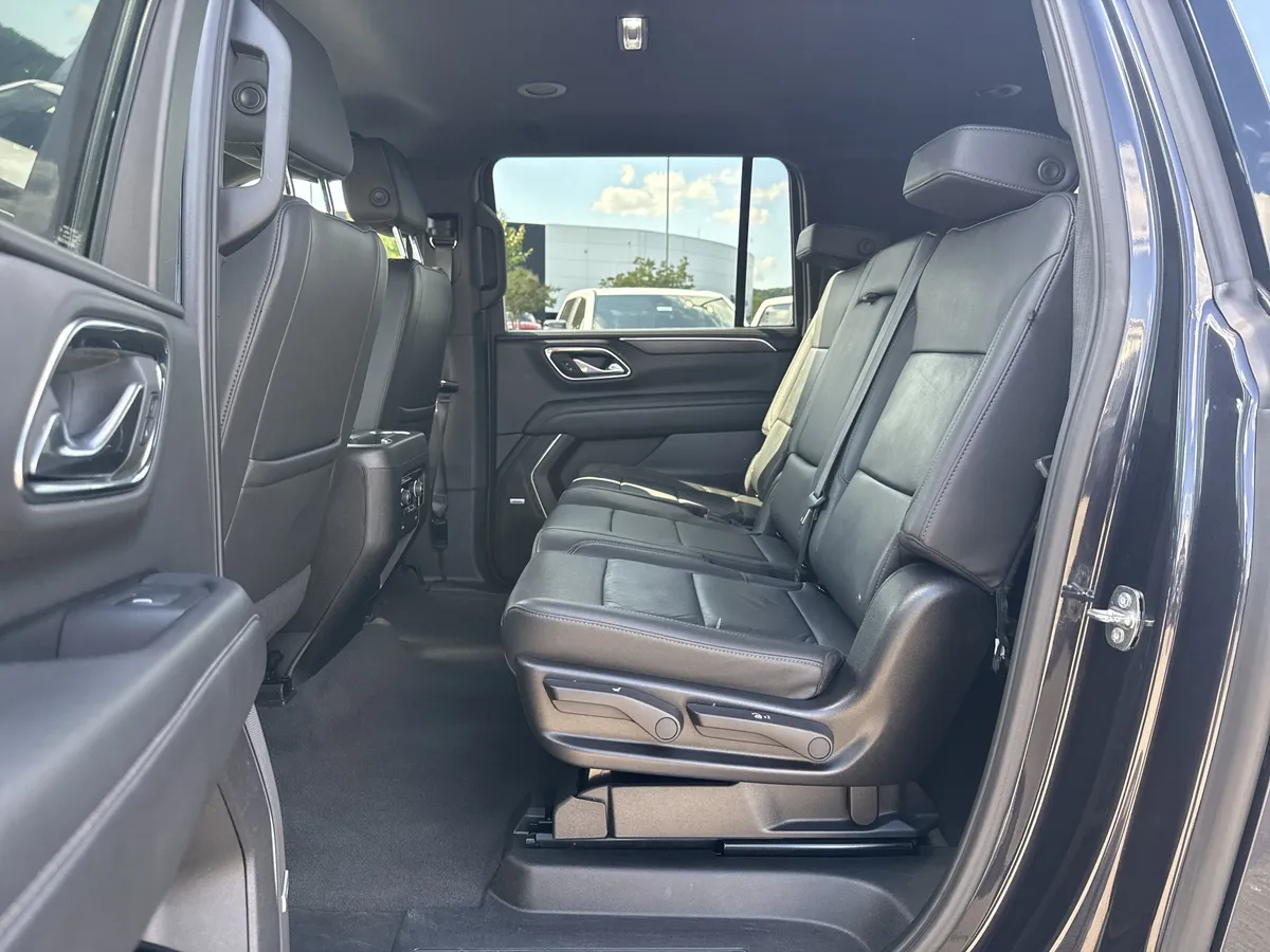 2024 Chevrolet Suburban LT thumbnail 23