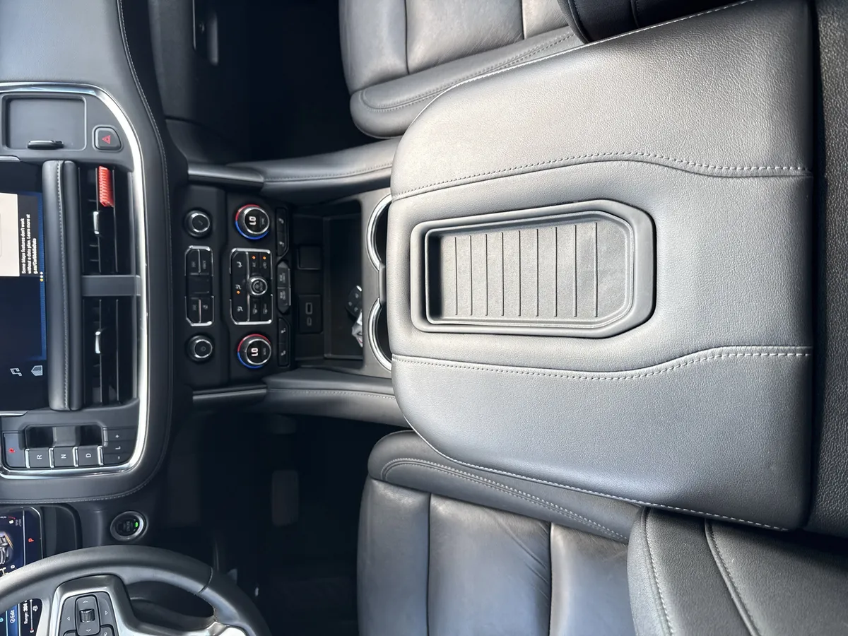 2024 Chevrolet Suburban LT thumbnail 33