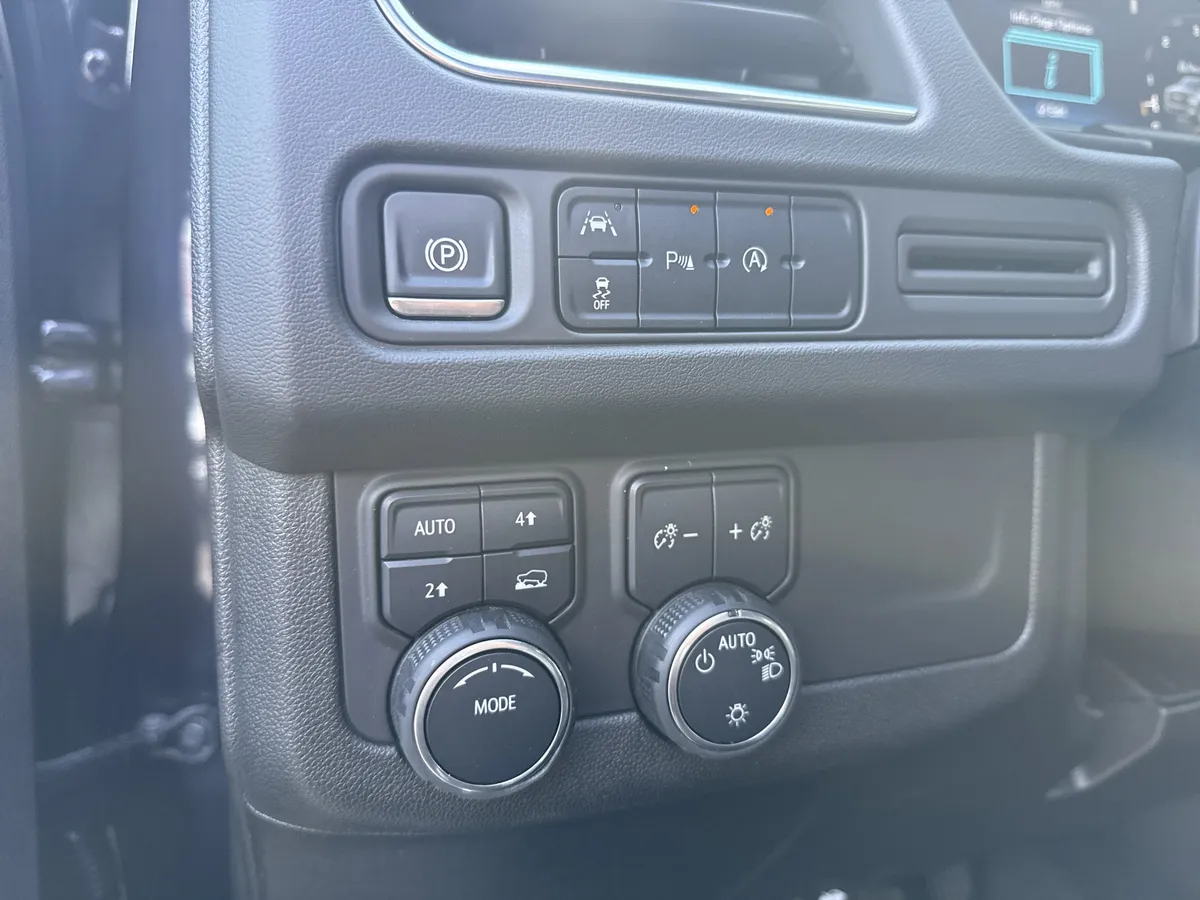 2024 Chevrolet Suburban LT thumbnail 34