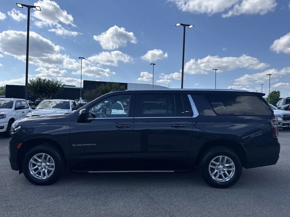 2024 Chevrolet Suburban LT thumbnail 4