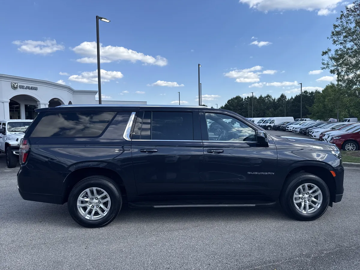 2024 Chevrolet Suburban LT thumbnail 8