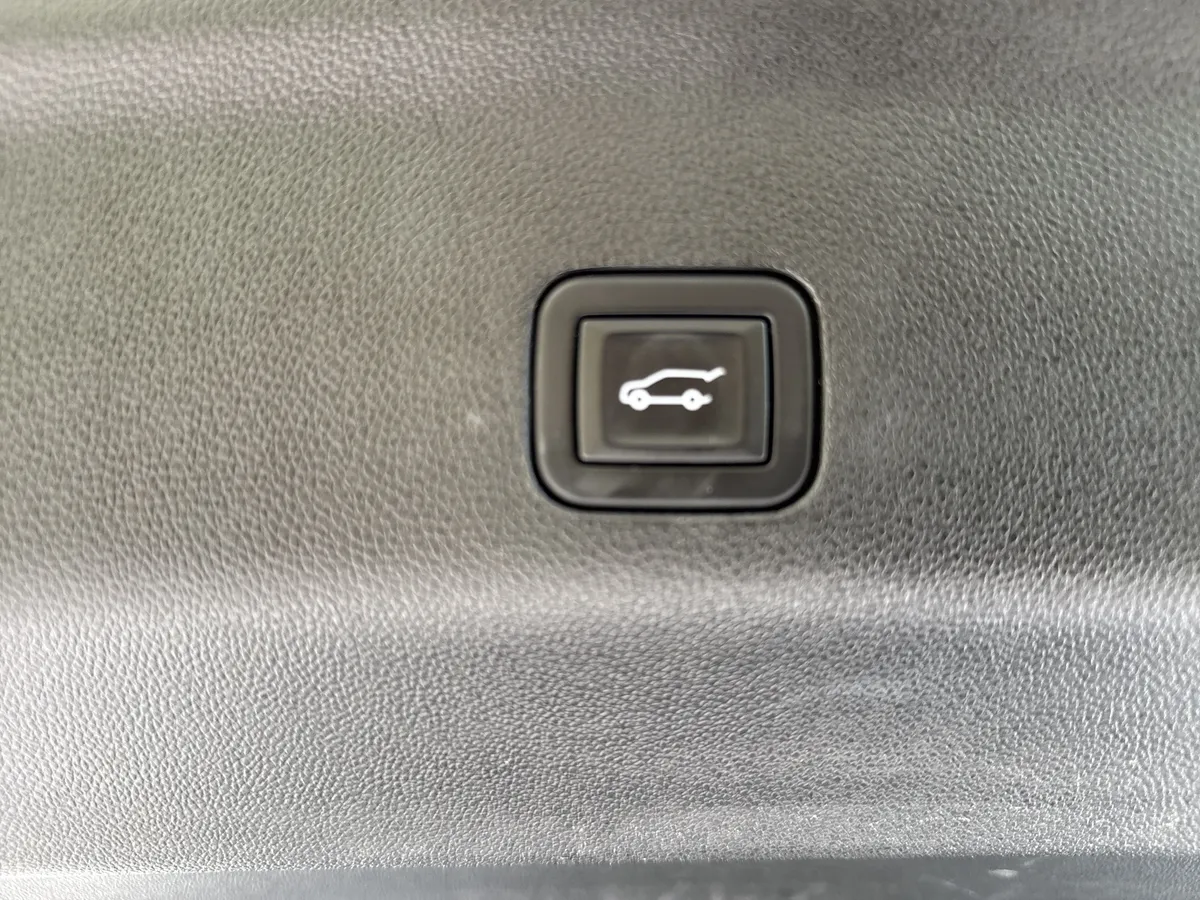 2024 Chevrolet Tahoe RST thumbnail 37