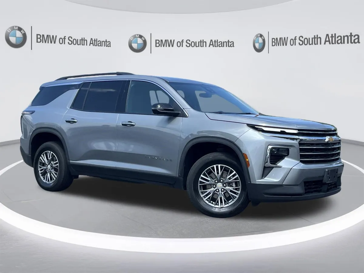 2024 Chevrolet Traverse AWD LT thumbnail 2