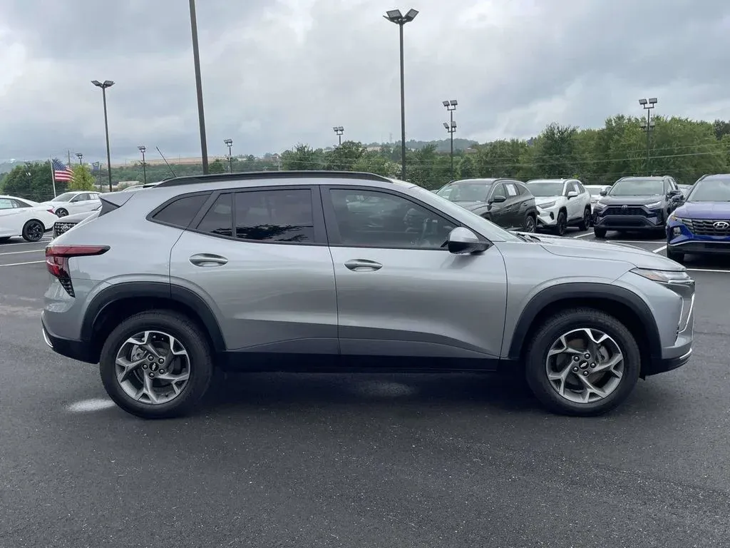 2024 Chevrolet Trax LT thumbnail 2