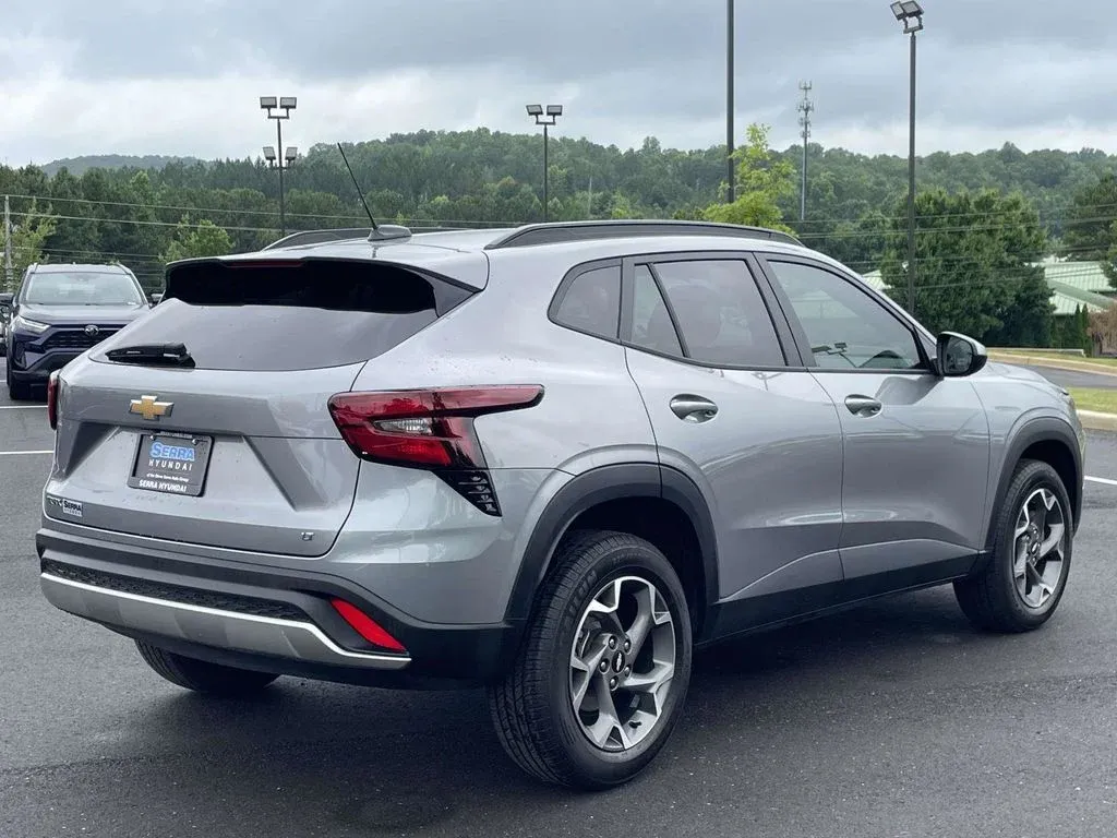 2024 Chevrolet Trax LT thumbnail 3