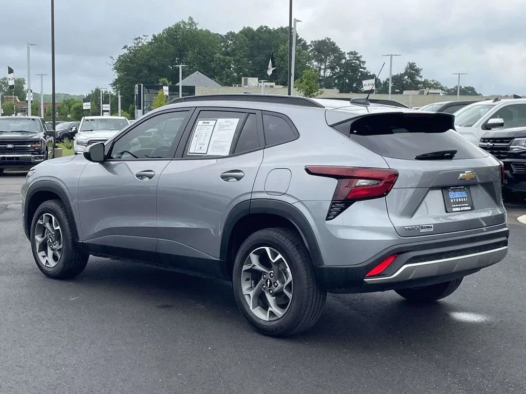 2024 Chevrolet Trax LT thumbnail 5