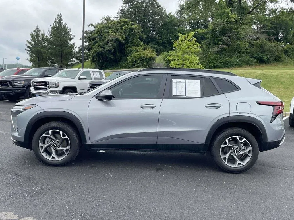 2024 Chevrolet Trax LT thumbnail 6