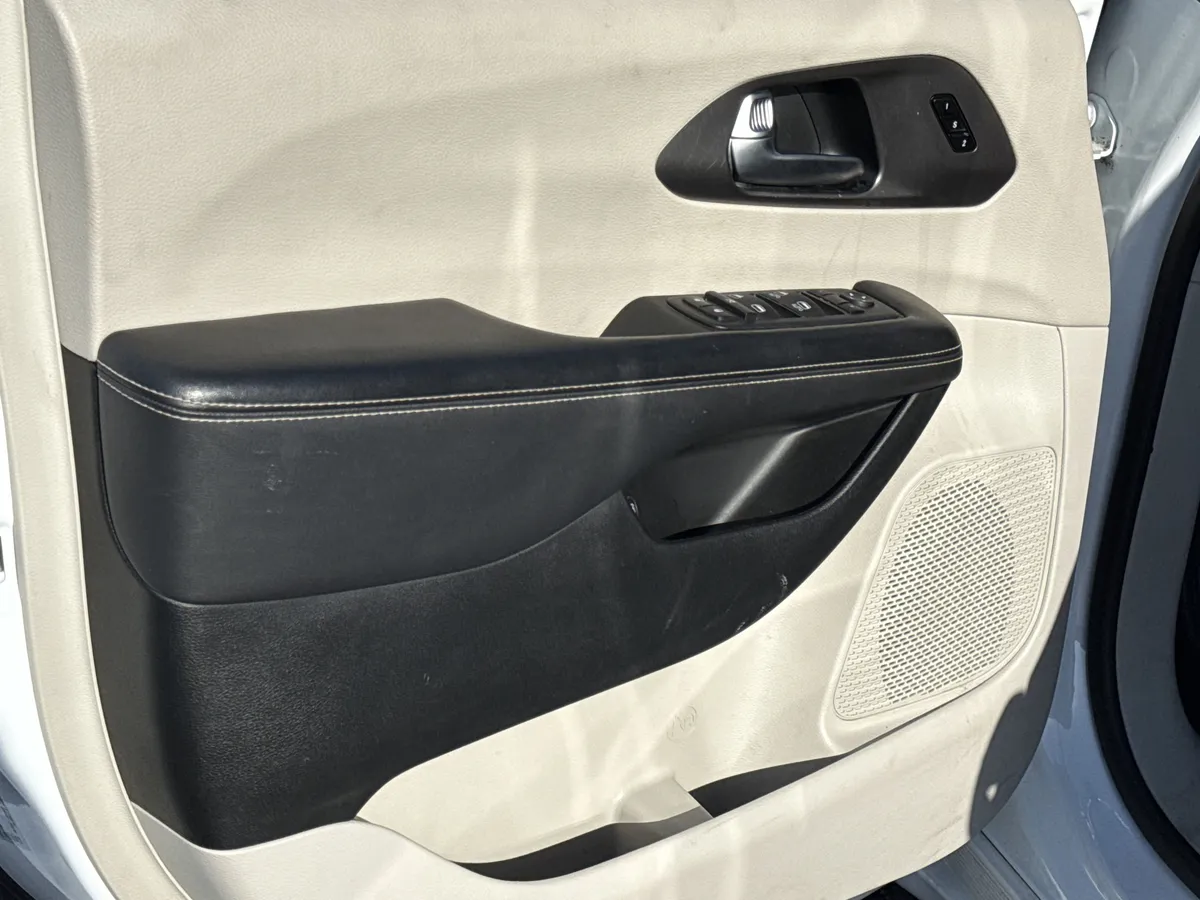 2024 Chrysler Pacifica Hybrid Select thumbnail 16
