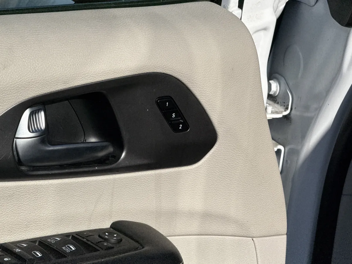 2024 Chrysler Pacifica Hybrid Select thumbnail 17