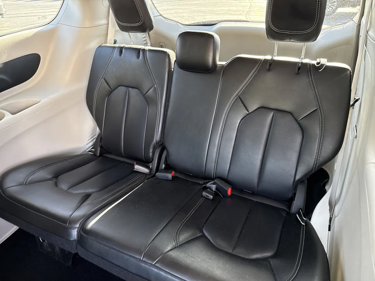 2024 Chrysler Pacifica Hybrid Select thumbnail 19