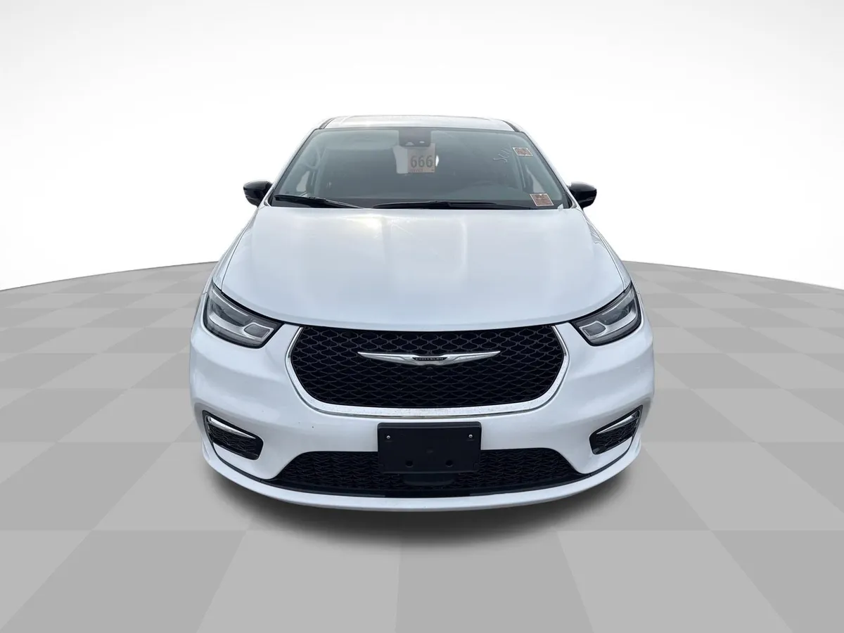 2024 Chrysler Pacifica Hybrid Select thumbnail 2