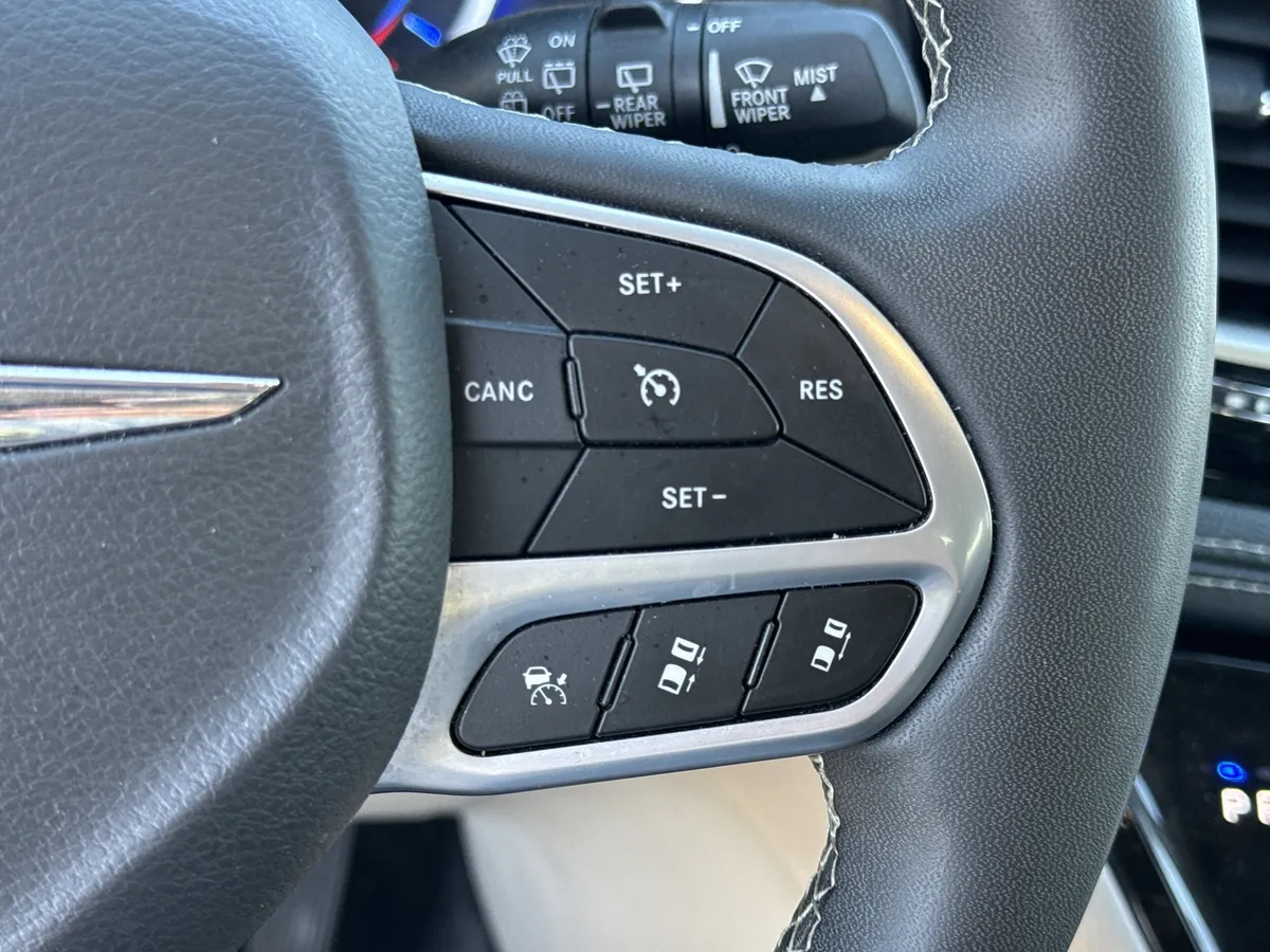 2024 Chrysler Pacifica Hybrid Select thumbnail 23