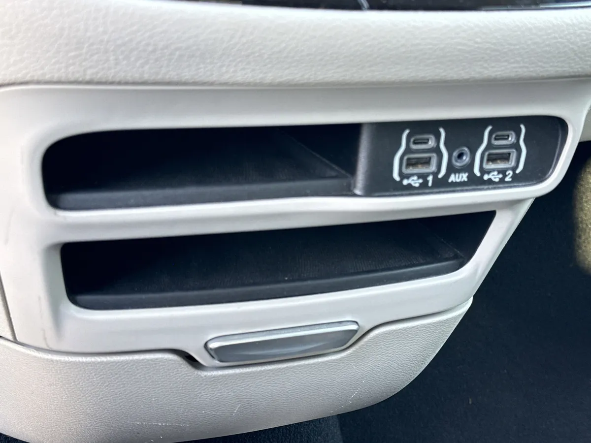 2024 Chrysler Pacifica Hybrid Select thumbnail 26