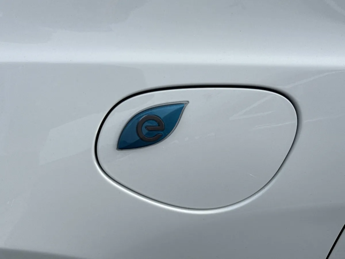 2024 Chrysler Pacifica Hybrid Select thumbnail 3