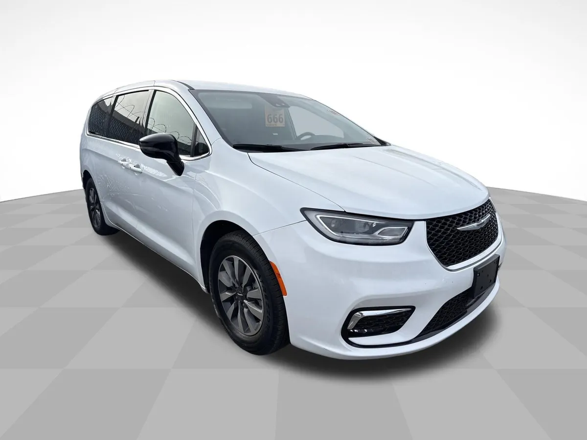2024 Chrysler Pacifica Hybrid Select thumbnail 4