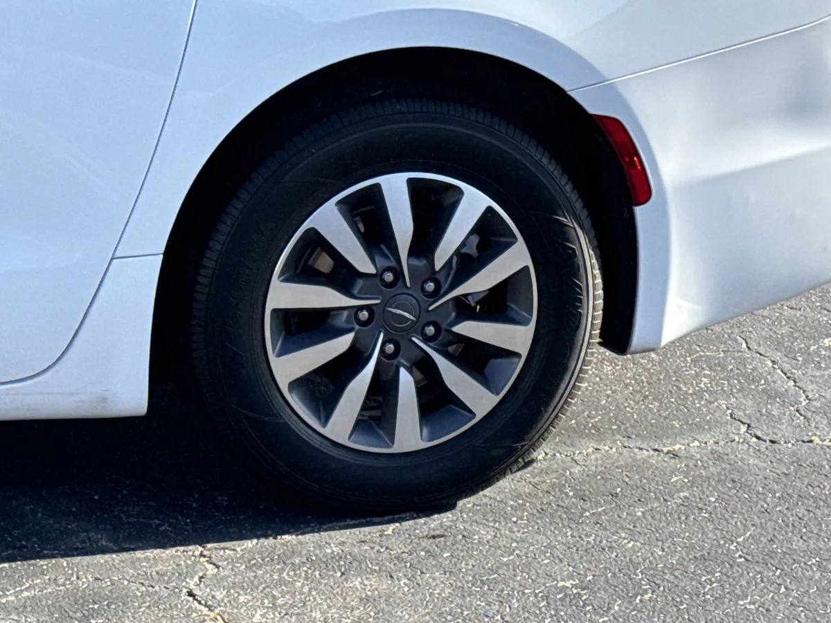 2024 Chrysler Pacifica Hybrid Select thumbnail 6