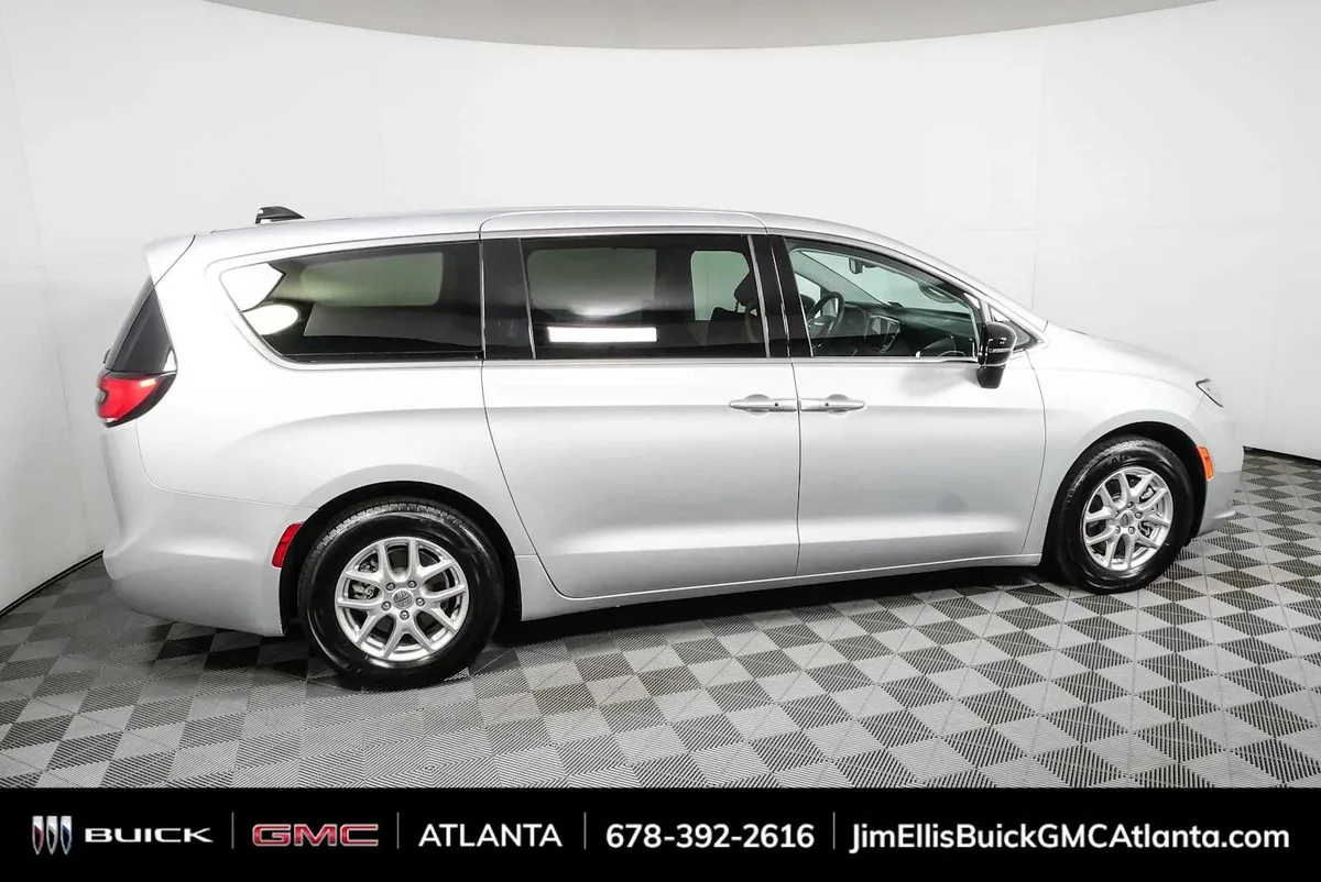 2024 Chrysler Pacifica Touring L thumbnail 2