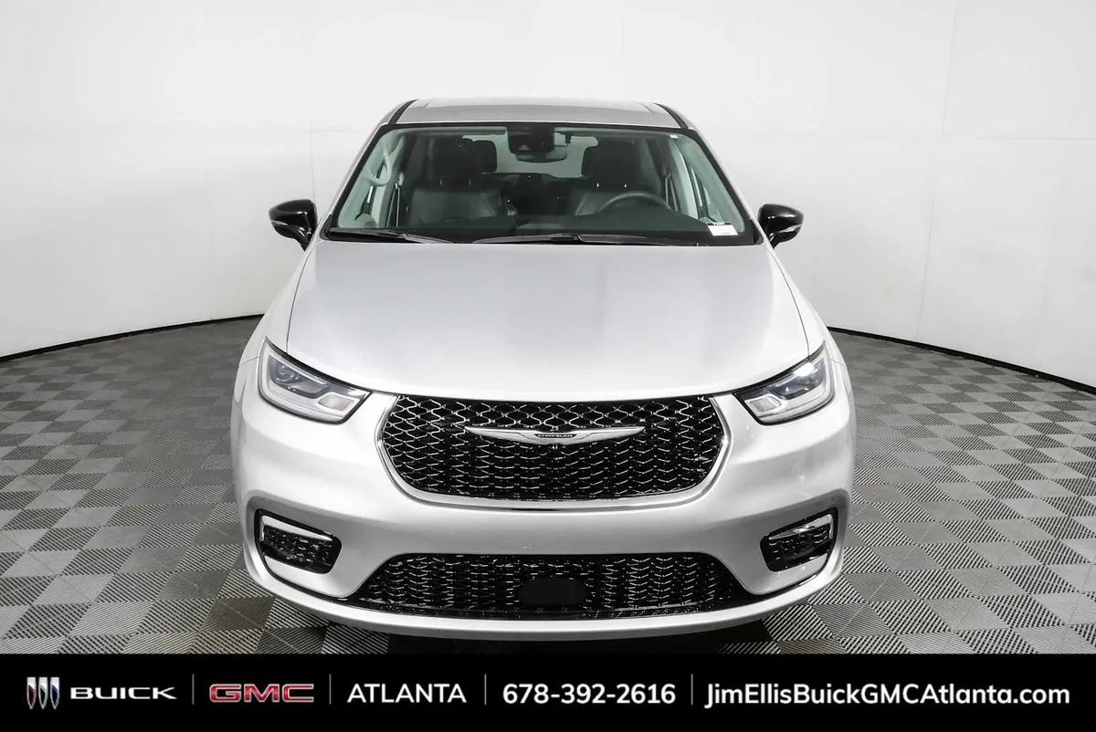 2024 Chrysler Pacifica Touring L thumbnail 24