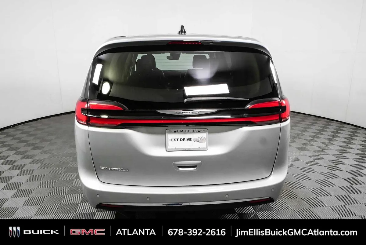 2024 Chrysler Pacifica Touring L thumbnail 25
