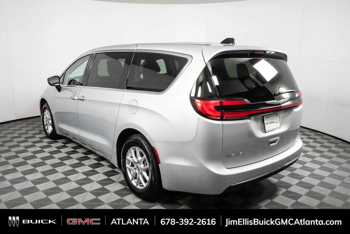 2024 Chrysler Pacifica Touring L thumbnail 26