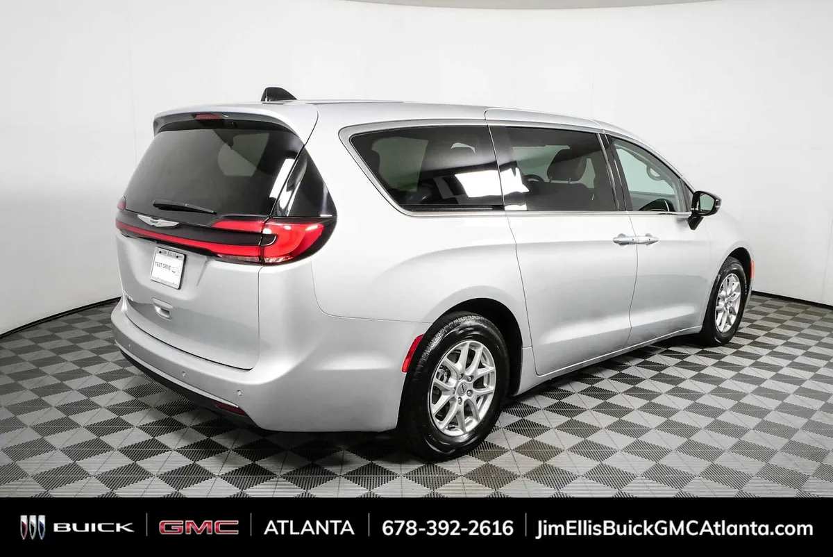 2024 Chrysler Pacifica Touring L thumbnail 3