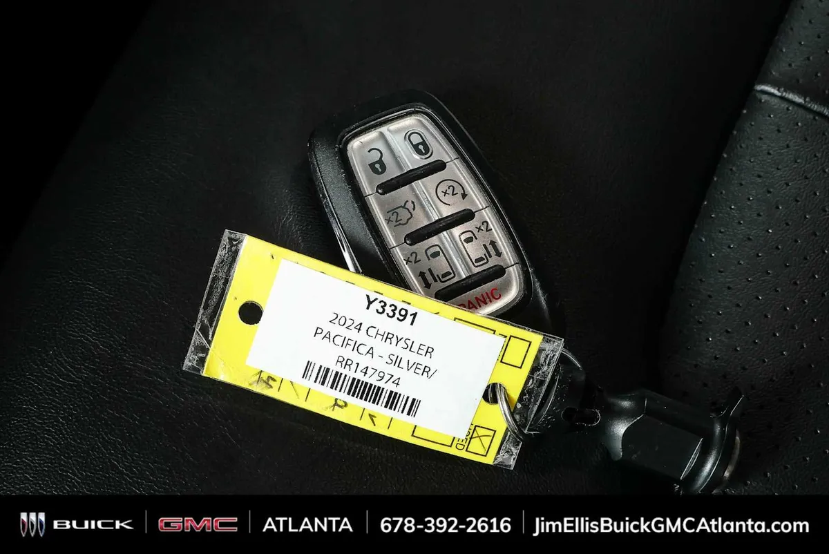 2024 Chrysler Pacifica Touring L thumbnail 38