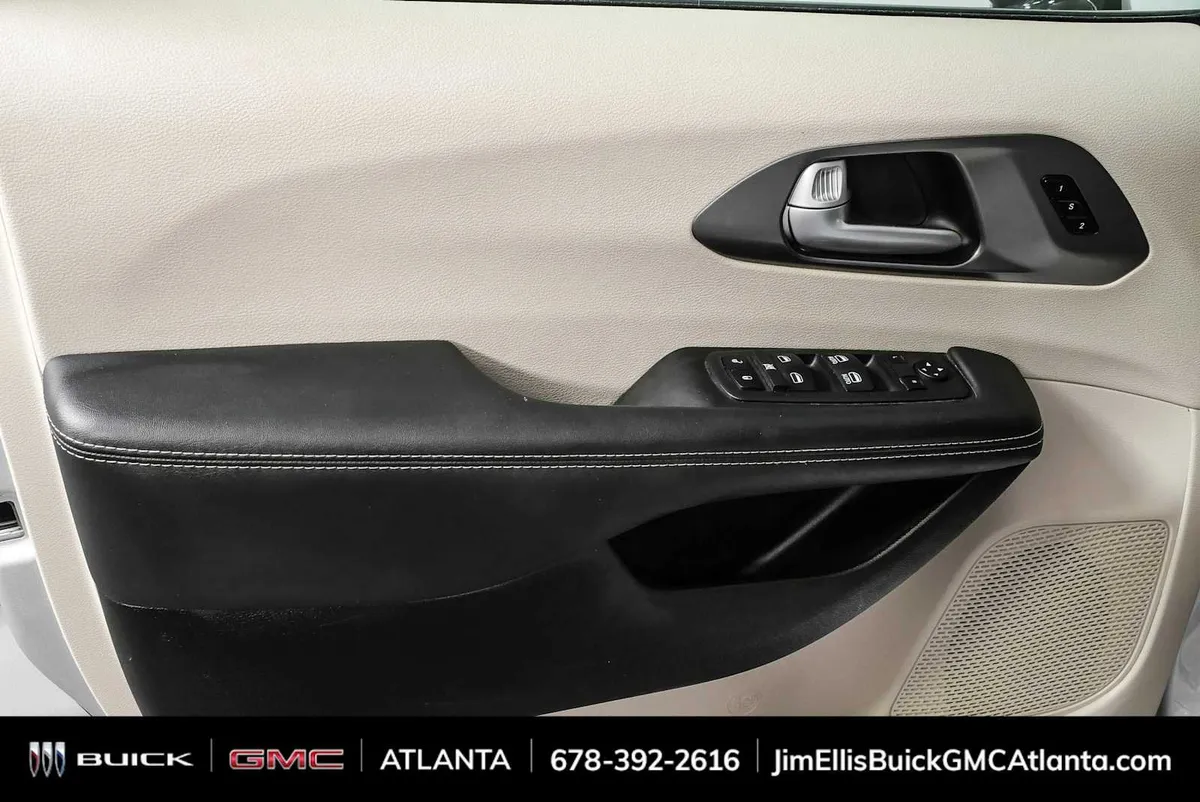 2024 Chrysler Pacifica Touring L thumbnail 6
