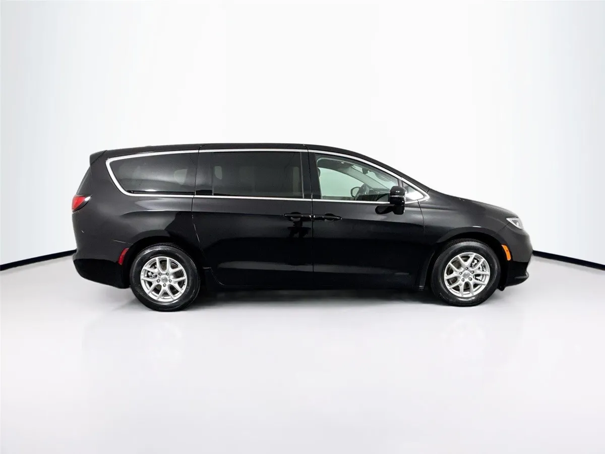 2024 Chrysler Pacifica Touring L thumbnail 10