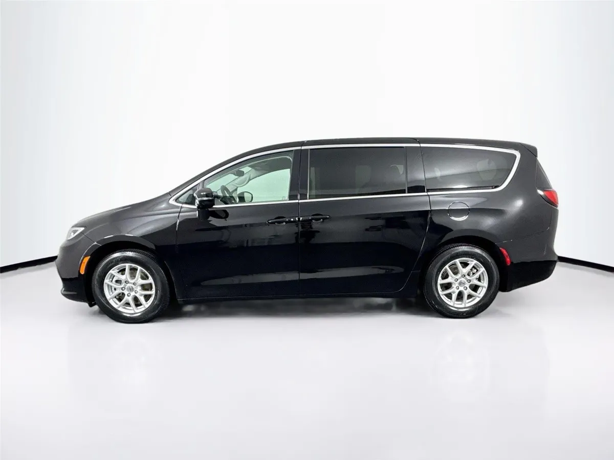 2024 Chrysler Pacifica Touring L thumbnail 13