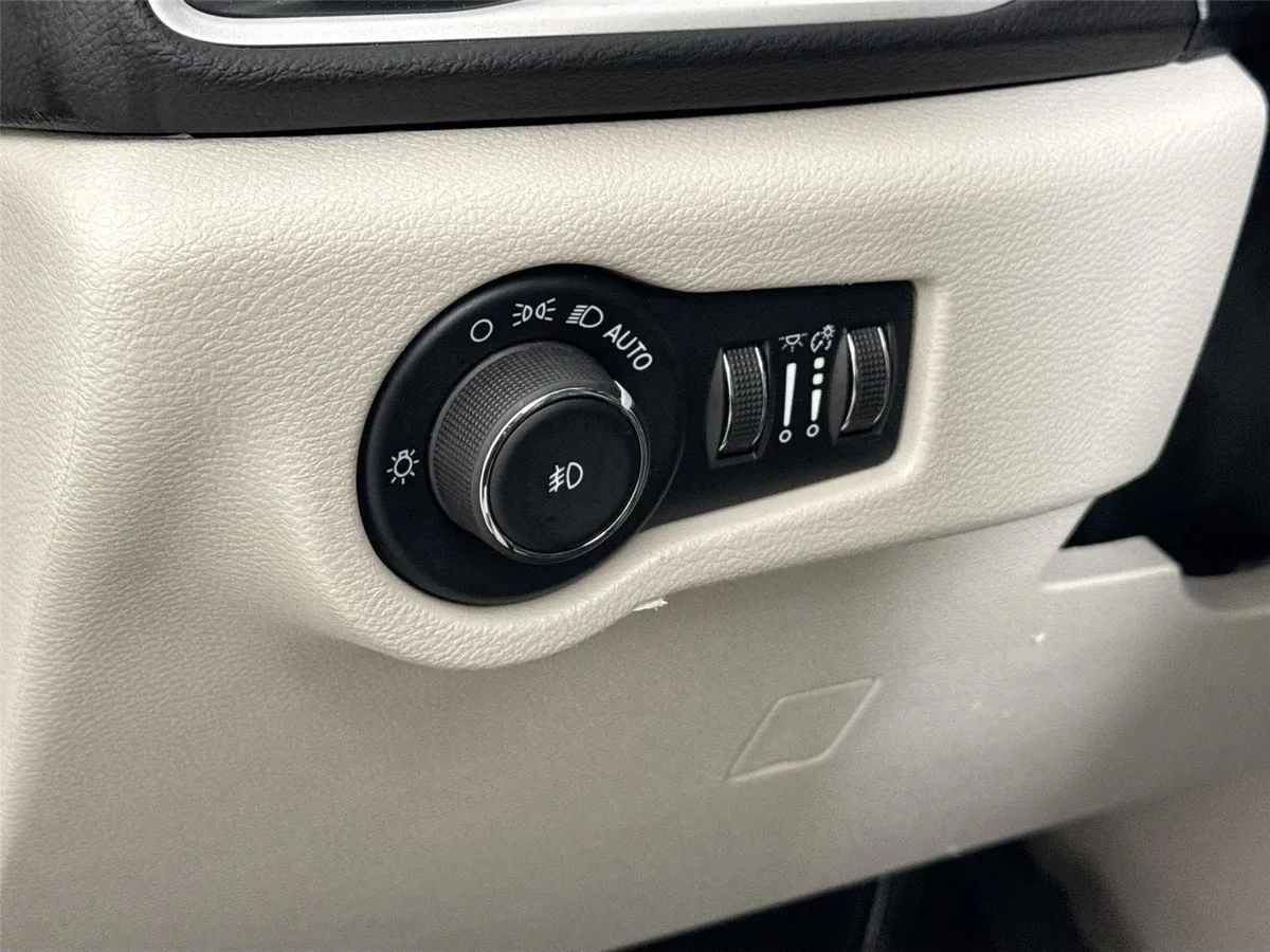 2024 Chrysler Pacifica Touring L thumbnail 15