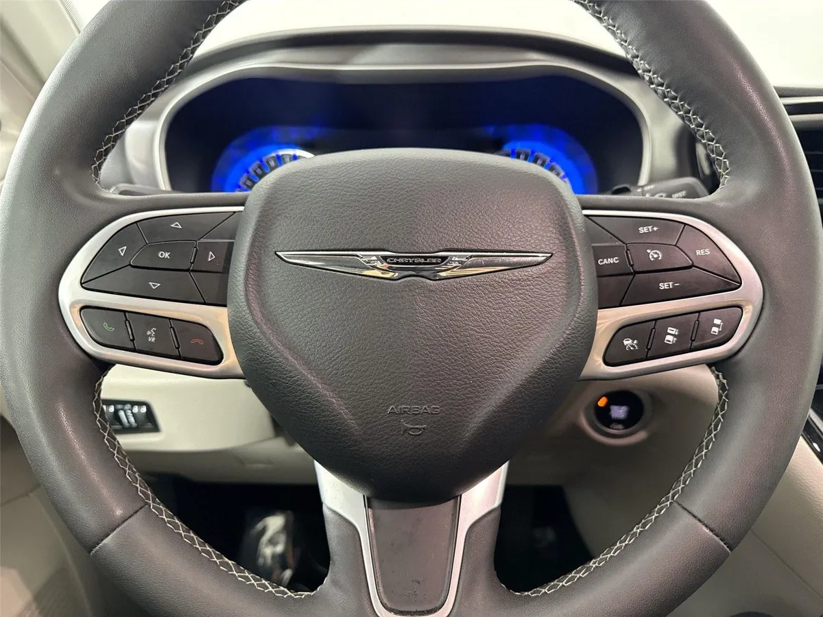 2024 Chrysler Pacifica Touring L thumbnail 16