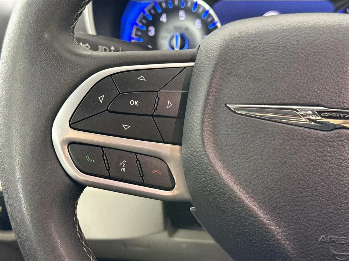 2024 Chrysler Pacifica Touring L thumbnail 17
