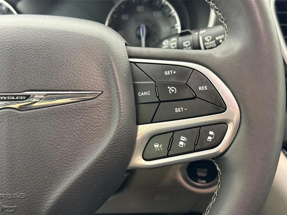2024 Chrysler Pacifica Touring L thumbnail 18