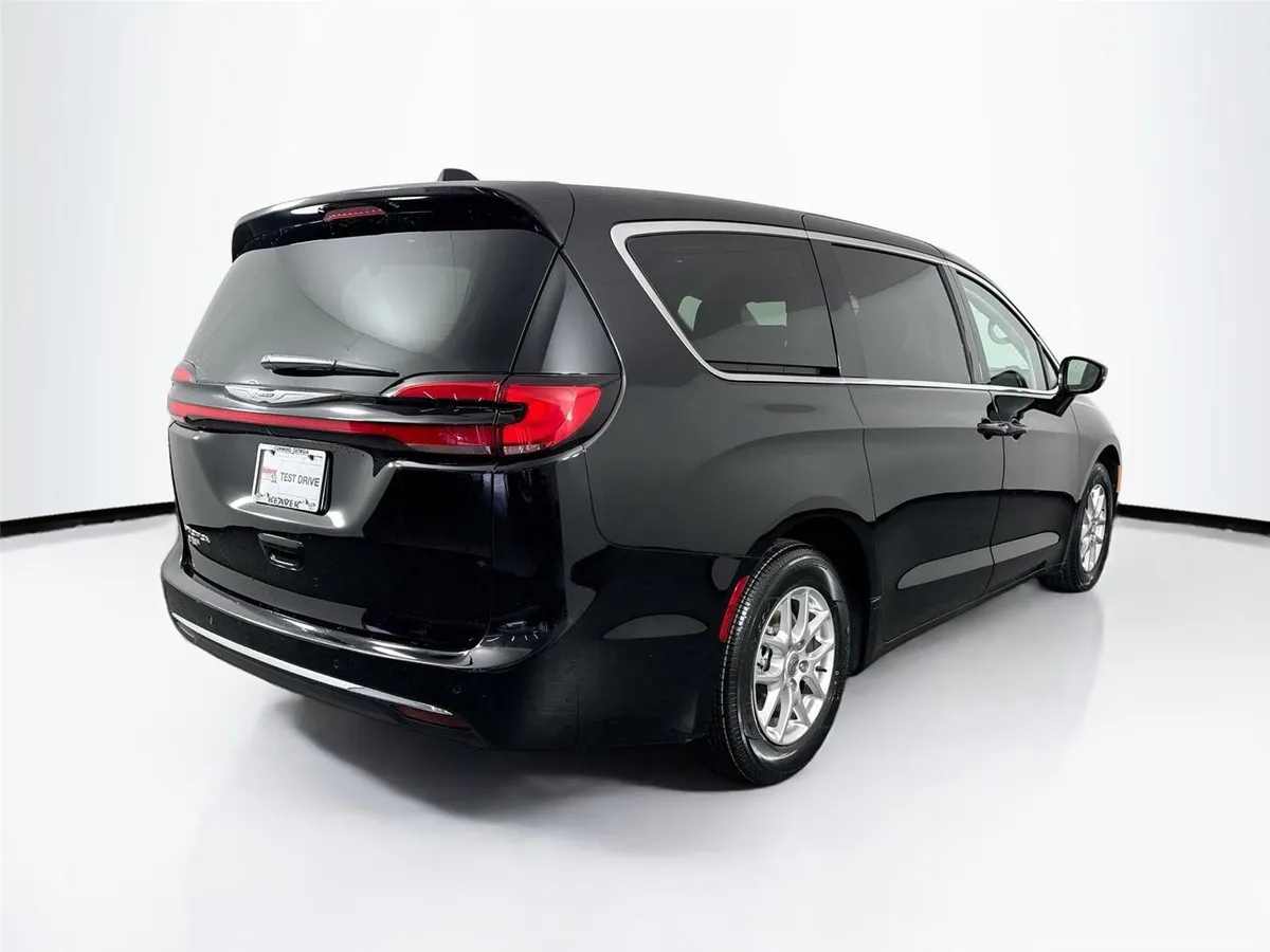 2024 Chrysler Pacifica Touring L thumbnail 2