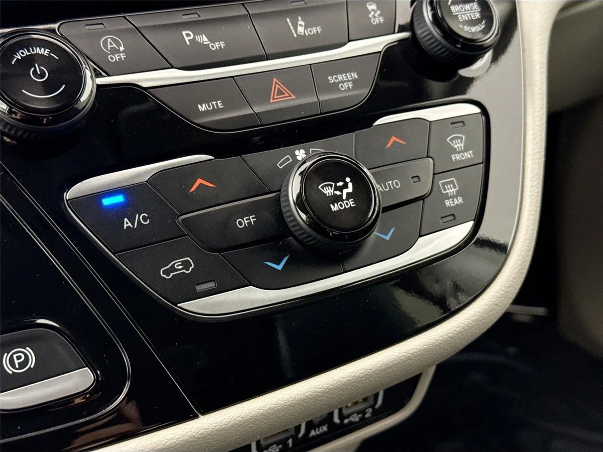 2024 Chrysler Pacifica Touring L thumbnail 24