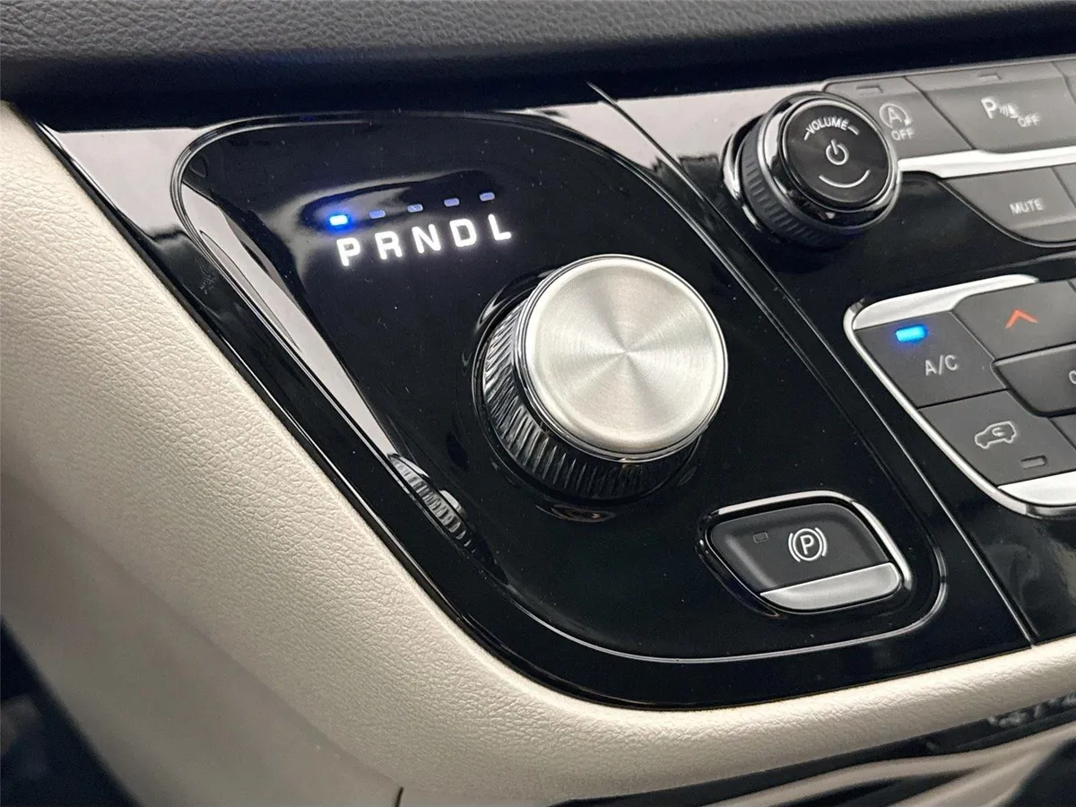 2024 Chrysler Pacifica Touring L thumbnail 25