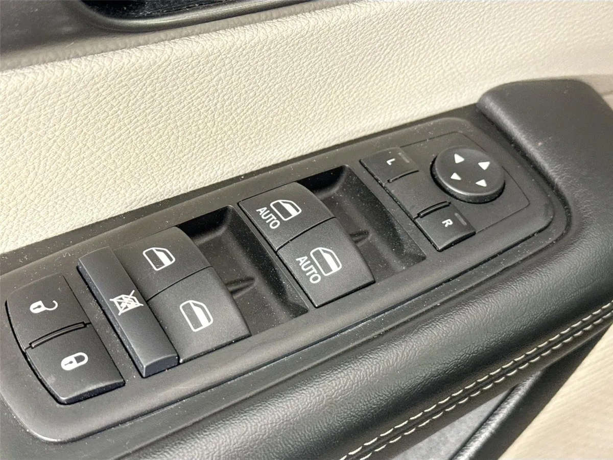 2024 Chrysler Pacifica Touring L thumbnail 26