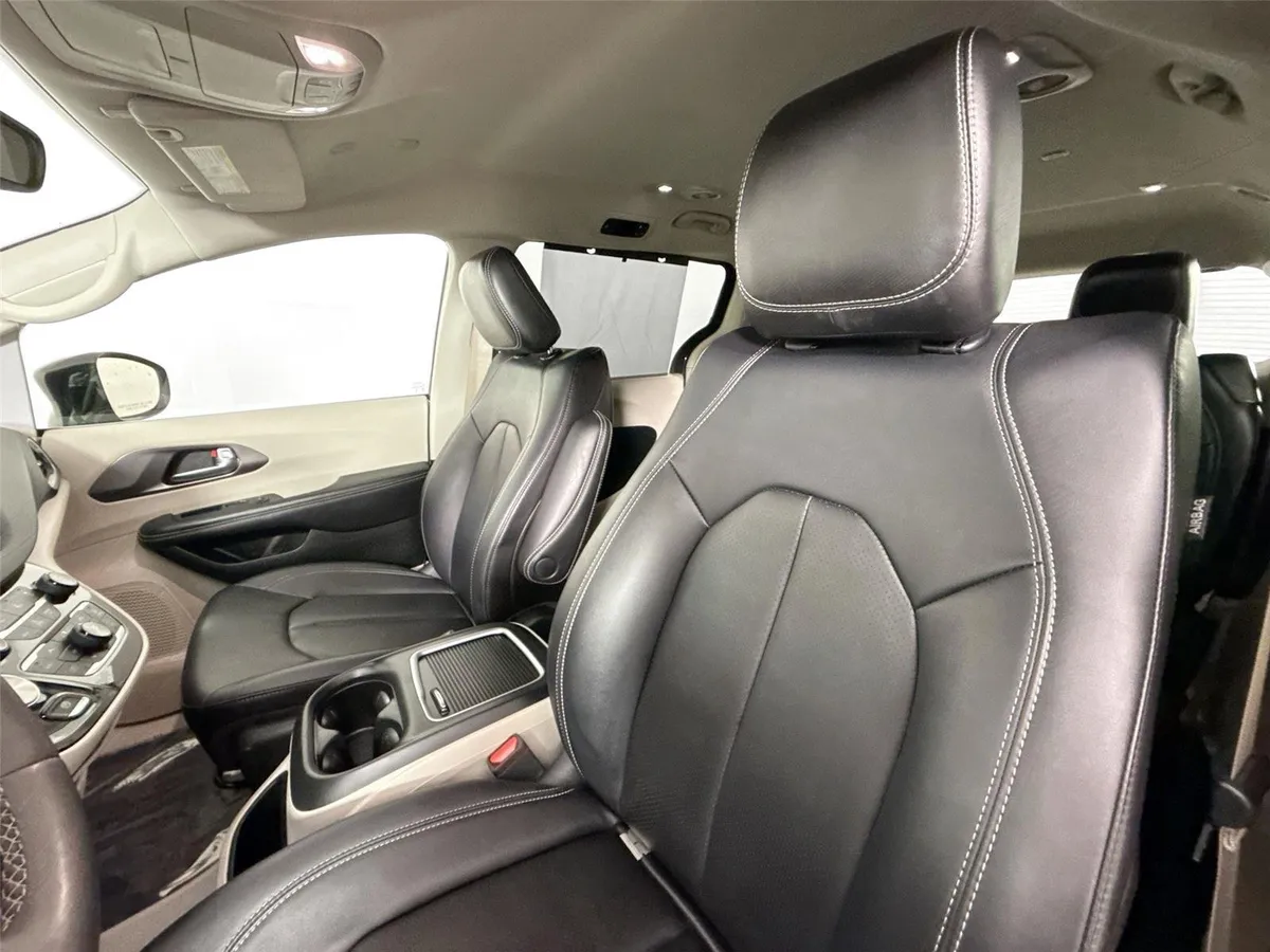 2024 Chrysler Pacifica Touring L thumbnail 3