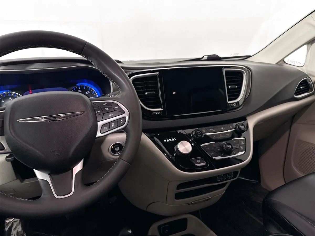 2024 Chrysler Pacifica Touring L thumbnail 30