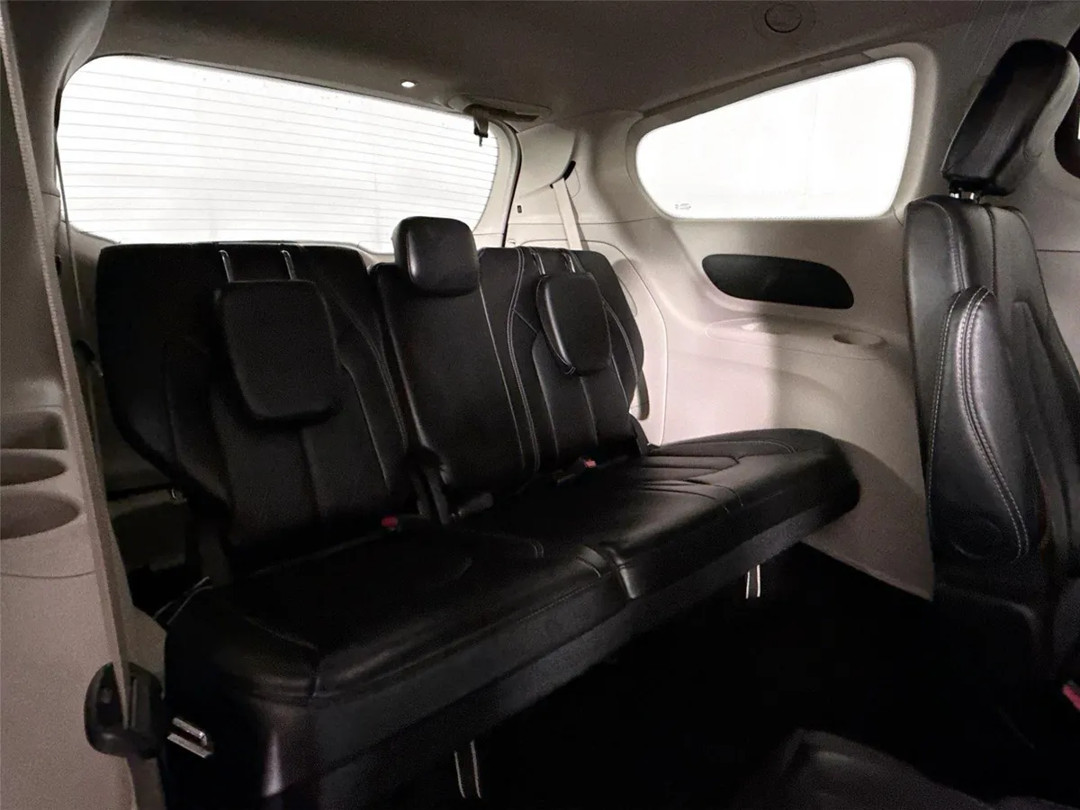 2024 Chrysler Pacifica Touring L thumbnail 36