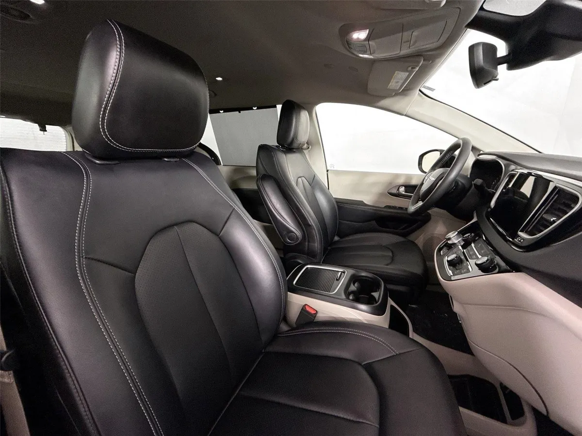 2024 Chrysler Pacifica Touring L thumbnail 38