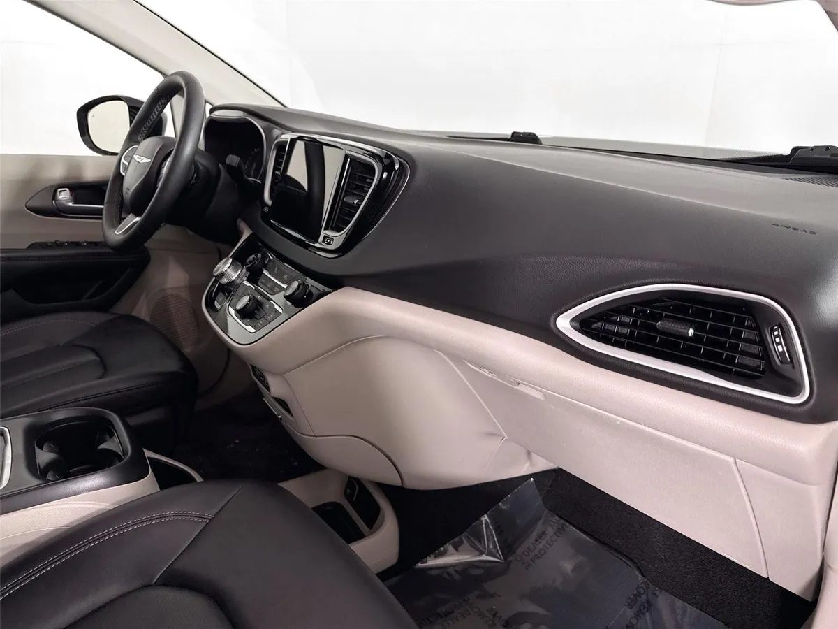 2024 Chrysler Pacifica Touring L thumbnail 39