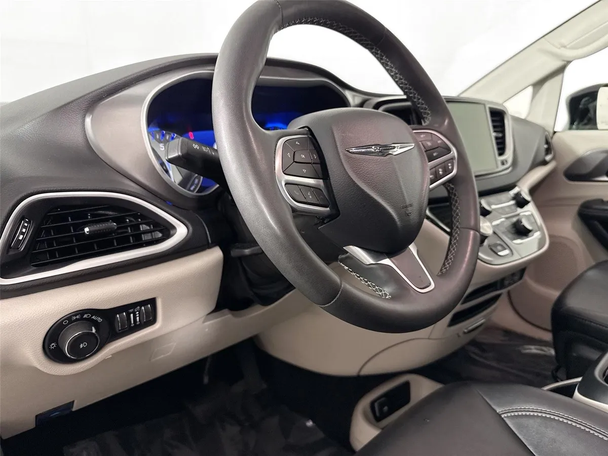 2024 Chrysler Pacifica Touring L thumbnail 4