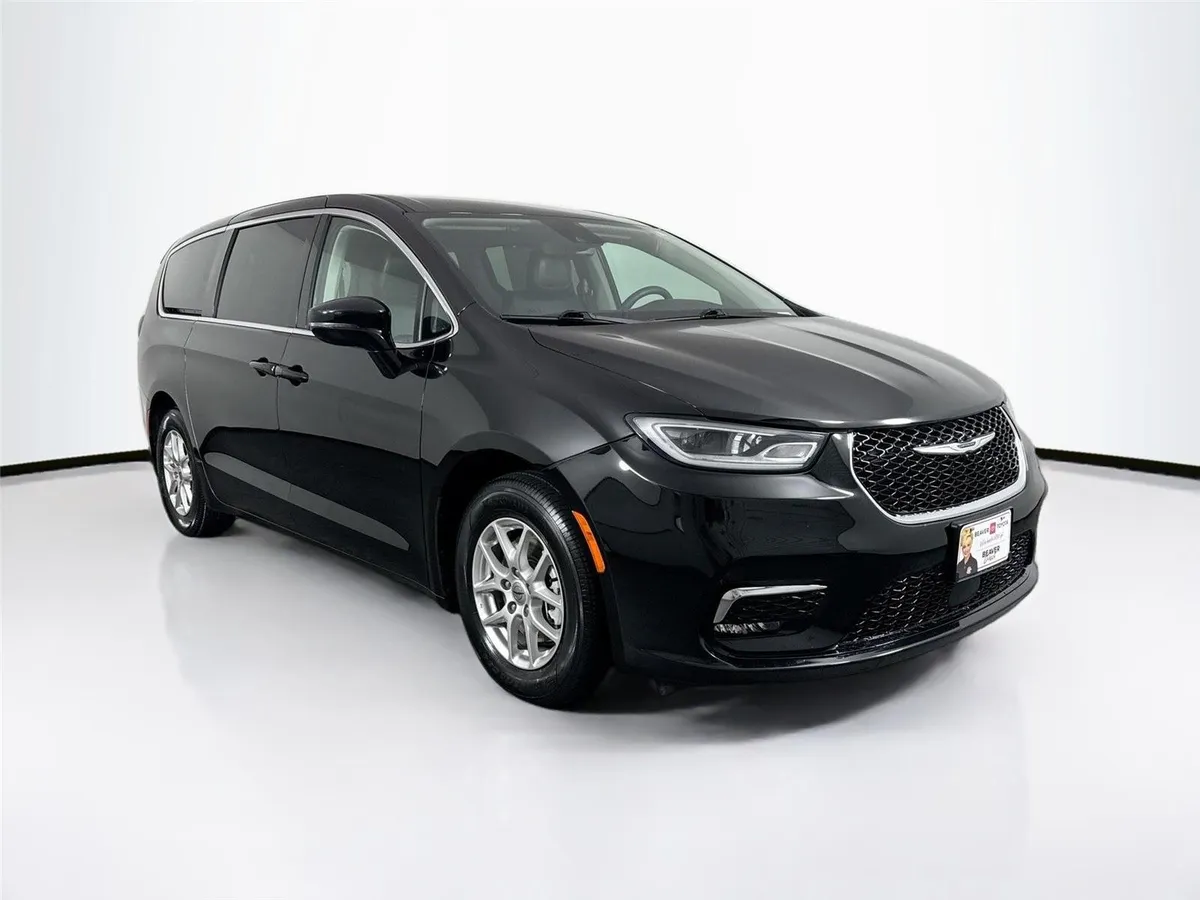 2024 Chrysler Pacifica Touring L thumbnail 9