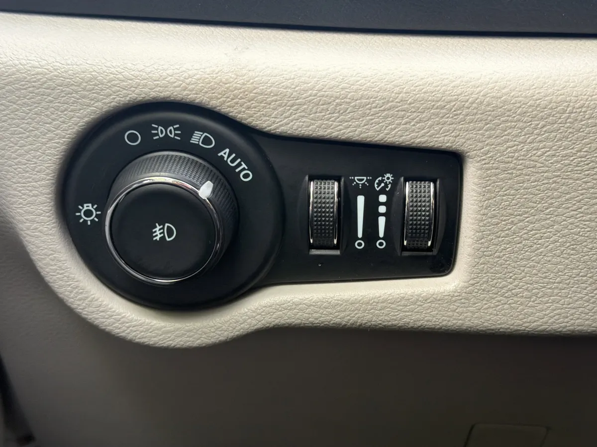 2024 Chrysler Pacifica Touring L thumbnail 10
