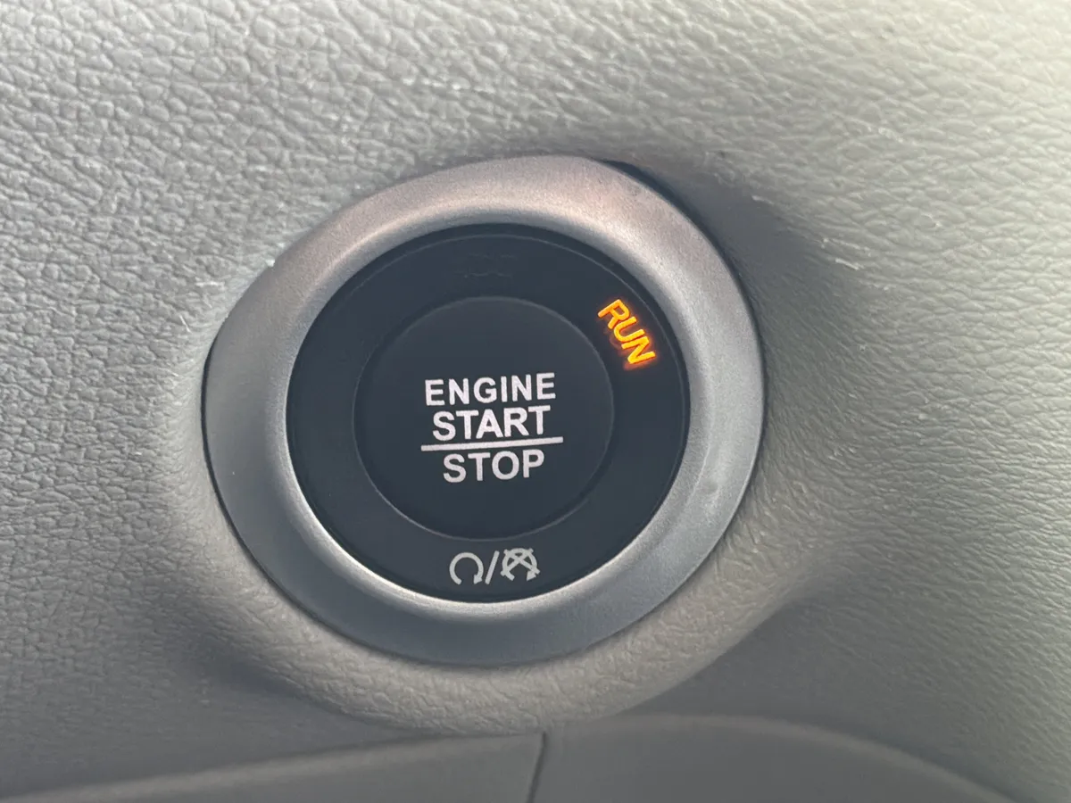 2024 Chrysler Pacifica Touring L thumbnail 14