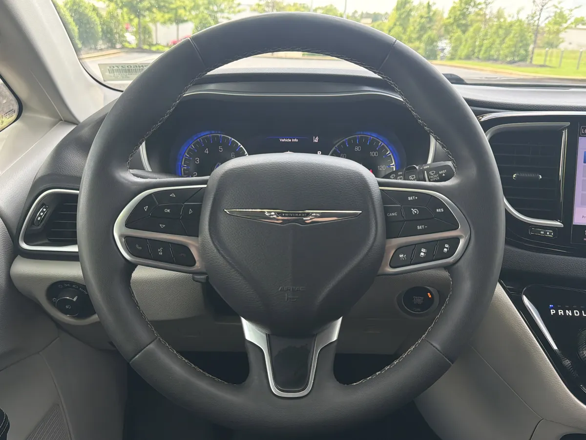 2024 Chrysler Pacifica Touring L thumbnail 16