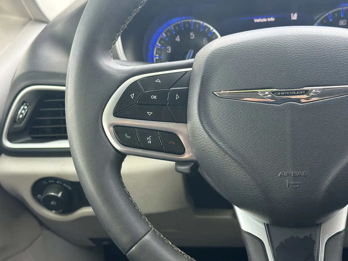 2024 Chrysler Pacifica Touring L thumbnail 17